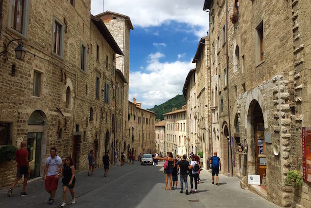 Фото центральной улицы в городе Губбьо в Умбрии, Италия