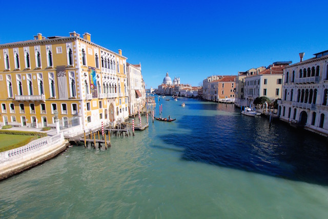 на фото вид с моста Академия в Венеции
