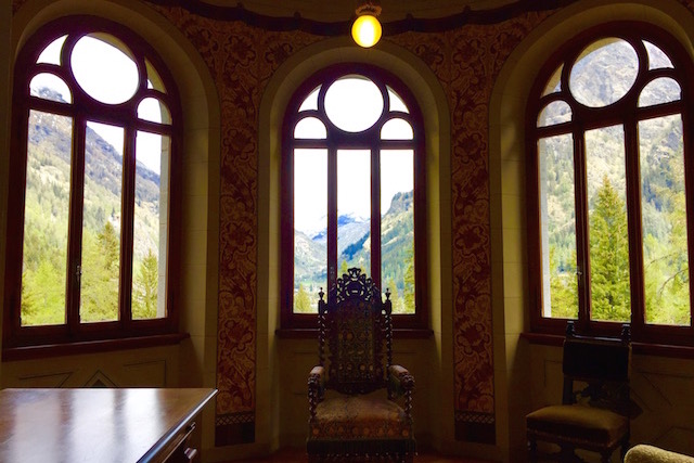 на фото вид из столовой в замке Савойя в Валле д'Аоста