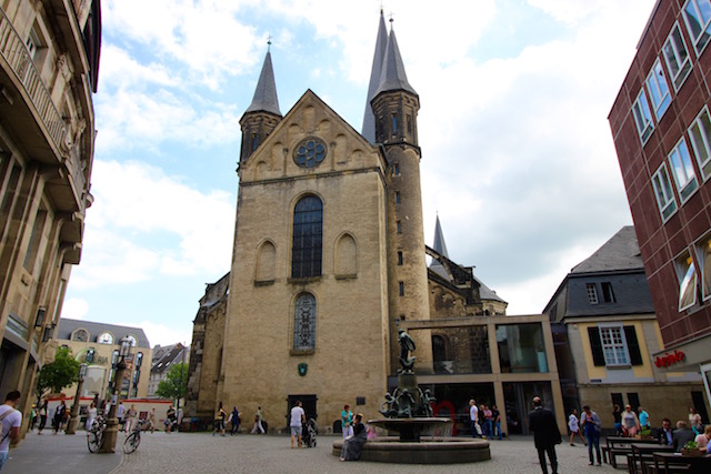 на фото церковь в городе Бонн, Германия