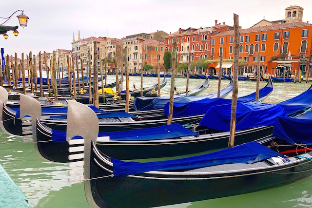 на фото гондолы в Венеции