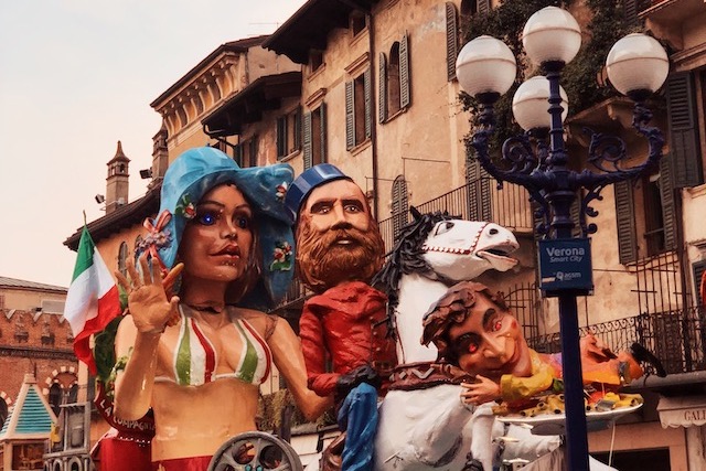 на фото одна из платформ на карнавале в Вероне