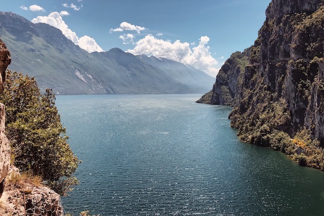 Панорама озера Гарда, которая открывается с тропы Понале в Рива дель Гарда