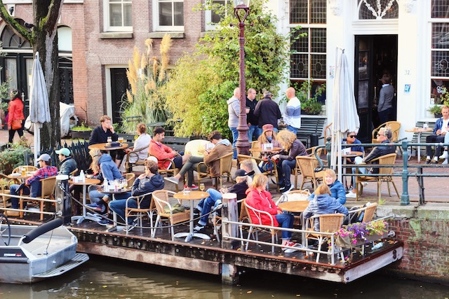 Бар на канале в Амстердаме