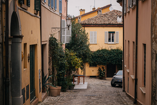 центральная улица в городе рядом с Римини Сантарканджело ди Романья в Италии