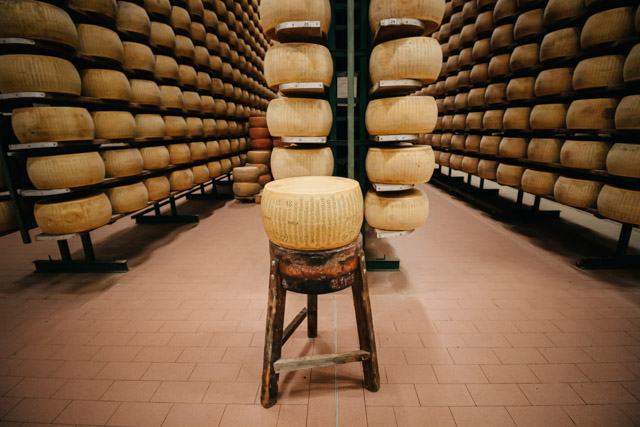 хранилище сыра пармиджано реджано на сыроварне рядом с городом Парма в Италии