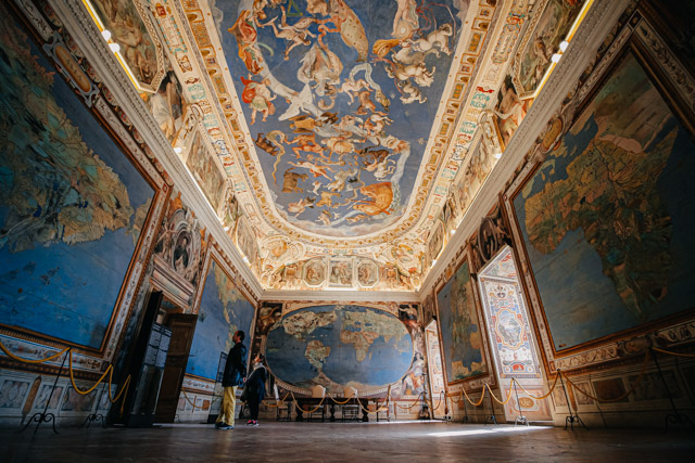 на фото зал в палаццо Фарнезе в городе Капрарола под Римом в Италии