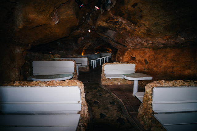 Бар в пещере на острове Менорка в Испании