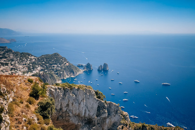 вид на скалы форальони на острове Капри рядом с Неаполем в Италии