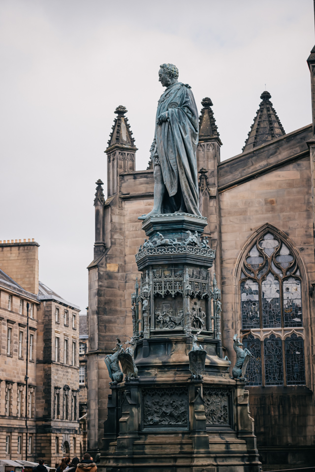 Памятник герцогу Вальтеру Дугласу Скотту на Парламентской площади в Эдинбурге
