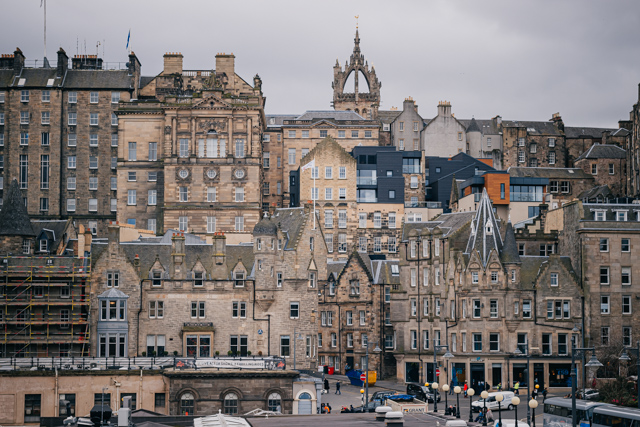 Вид на старый город в Эдинбурге