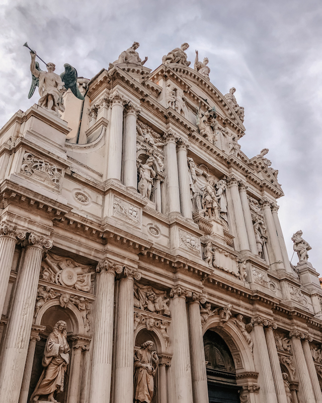 фасад церкви со скульптурами в Венеции
